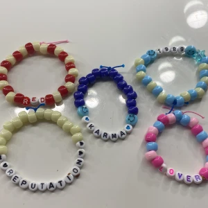  Taylor Swift eras tour armband  - Säljer några Taylor Swift eras tour armband som inte blev bytta på konsären 🫶🏻💗  för dom som kankse inte har tid att göra !! 