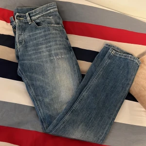 Dondup George  - Säljer dessa dondup George i 10/10 skick. De är köpta på careofcarl för 3000. Jag säljer dem för att de blivit för små för mig. Tag och kvitto finns.