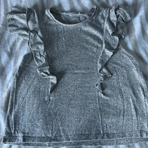 Jätte söt blus - En jätte fin grå blus i mycket bra skick💗 perfekt nu till sommaren💞💞