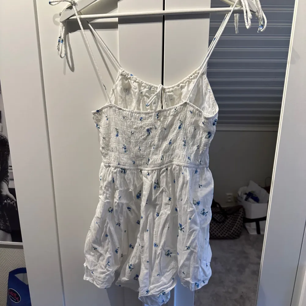 Säljer nu denna gulliga jumpsuit i storlek 38 från H & M som tyvärr har blivit lite för liten för mig. Jag skulle säga att den är något liten i storleken så den passar även för de som har storlek 36. Hör av er vid funderingar.. Klänningar.