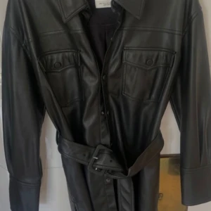 Skinnskjorta - Storlek S har samma den men i ljusbrun från zara använd en gång säljer den för 200kr priset kan diskuteras 