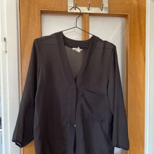 Svart transparent blus  - En trekvartsärmad blus från HM. Stor i storleken. 