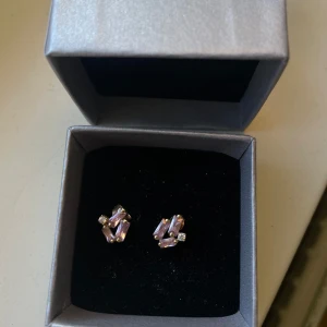 18k guld med rosa och vit kubisk zirkonia  - Jag säljer nu dessa fina örhängen som har 18k guld med vit och rosa kubisk zirkonia. Nypris är 2298:-.  Skicket är bra då jag använt de under en sommar. Kvitto finns & smyckesförsäkring. Försäkringen går dock ut nu 2024-07-24.