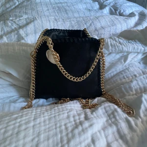 svart stella mccartney liknande väska - stella mccartney liknande väska 💕💕supersnygg!