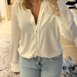 Vit skjorta - En vit skjorta från H&M, den har använts men det finns inga skador eller fläckar på den