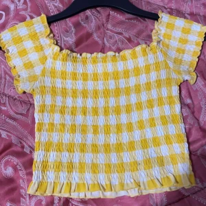 Gul topp - Använd några gånger, väldigt stretchig funkar på mig som brukar ha xs