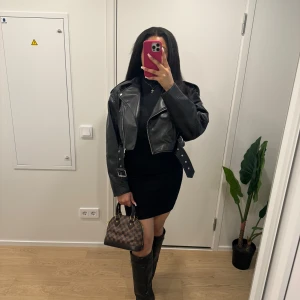 zara jacka - andvänder inte  den är inte cropped 