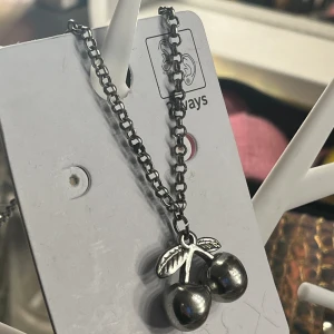 Halsband körsbär - Fint halsband med körsbär. Fick av en släkting och har använt ganska mycket men kommer inte till användning längre. Går tyvärr inte att justera utan bara träs på! Skriv vid funderingar ❤️