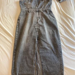 Oanvända kläder från Boohoo - En blå jeanskjol och en grå jeans klänning. Det är endast testade och de passade inte mig riktigt. Båda är i storleken 44 men skulle säga att de är små i storleken. Midiklänning inköpt för 576 kr Högmidjad jeanskjol inköpt för 216 kr