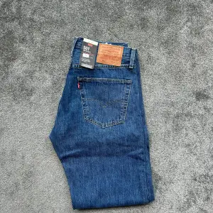Så snygga Levis jeans 501😍Helt nya, prislappen kvar! Storlek W32 L32. Nypris 1100kr, mitt pris 450kr+frakt. Skriv vid intresse eller frågor! ❤️