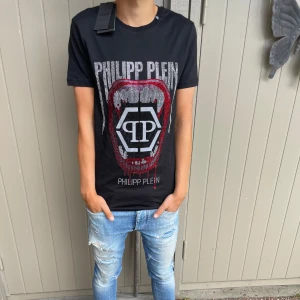 Philipp Plein t-shirt  - Säljer nu denna riktigt feta philipp Plein t-shirten som är heelt perfekt till sommaren 🤩🌊☀️ den är helt ny med lappar. Storlek S  Hör av dig vid funderingar!