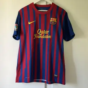 Äkta FC Barcelona-tröja, köpt på Intersport, skick 8/10, storlek L, inget tryck på ryggen