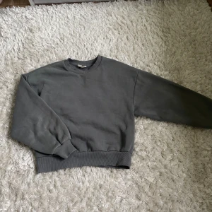 Ginatricot hoodie  - Storlek xxs, passar mig som är S. Färgen är kall grön