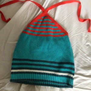 Stickad topp - Jättegullig stickad topp från Zara med coolt mönster 💕💕💕köpt på zara för 3 år sedan men knappt använd sen dess 🫶🏻