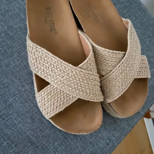 Day vine skor strl 34  - Sommarskor  Beiga med korslagda band  Använda väldigt sparsamt  Så fint skick  Strl 37  Beiga  Normal i storleken 