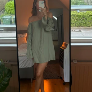 Grön off shoulder klänning - Superfin, nästintill oanvända klänningen från BERSHKA. 