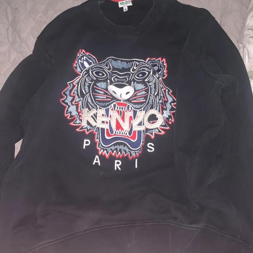 Denhär äkta!! Den används inte längre det är mitt ex tröja så vill få bort den haha🫶. Hoodies.