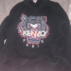 Kenzo  - Denhär äkta!! Den används inte längre det är mitt ex tröja så vill få bort den haha🫶