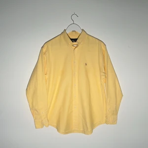 Ralph Lauren Skjorta  - Skick: 9/10  Storlek: M  Färg: Ljusgul (som färgen är på den sista bilden är den i verkligheten) 