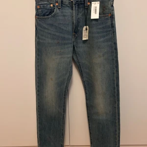 Levi’s jeans men W28 L30 - Snygga jeans från Levi's i en blå färg. De har en klassisk passform och är i ny skick.  Inte används allts