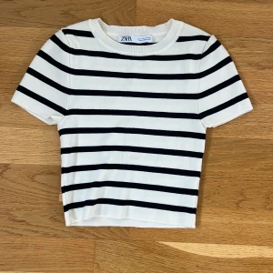 Randig cropad stickad tröja - Oanvänd stickad randig tröja som är cropad perfekt till sommaren🍦den är liten i storlek så passar bättre som xs 