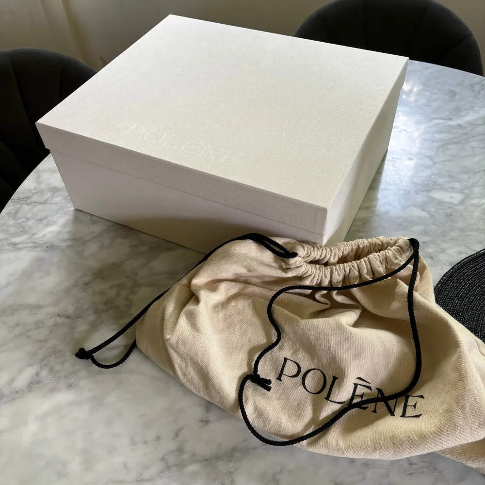 Polène Cyme Bag. Perfect Condition, you can only notice some small signs of use inside the bag (if you look for it very close). Perfect exterior. Comes with everything original. The dustbag, the pouch inside the bag and the big box. 100% calf Leather. Väskor.