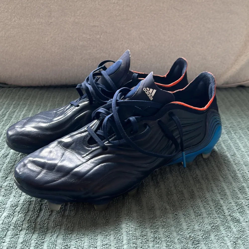 Adidas Copa Sense. 1 fotbollskor i storlek 43 1/3. Väldigt bekväma o skön touch. Använda ett tiotal gånger o har ett litet slitage längst fram vid tårna på vänster skon. Annars bra skick!. Skor.