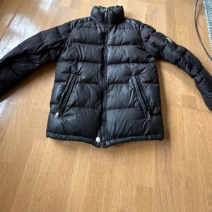 Moncler jacka - Mycket fin moncler höst/vinterjacka. Använd under en vinter. Ganska så ovanlig modell då det inte är många som just har denna med dessa detaljer. Storlek M. Passar även S