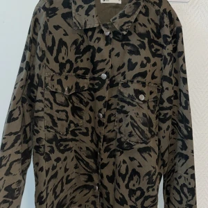Grön jeansjacka  - Säljer denna fina gröna jackan med leopard mönster från Gina Tricot, har inte använt så mycket.💗💗