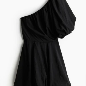 En ärmad klänning  - Super fin klänning från hm som är helt oanvänd med prislapp kvar. Skriv för flera bilder.💕