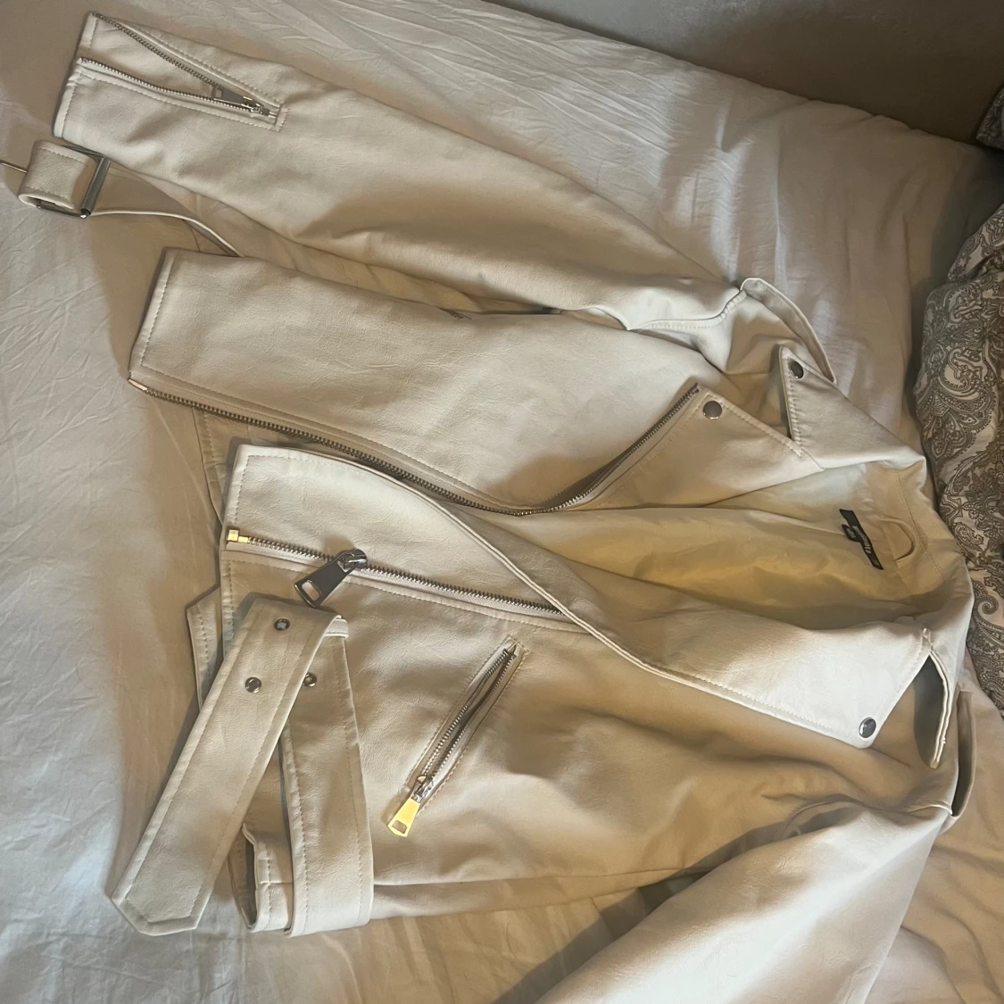 Beige/vit skinnjacka 