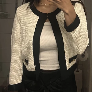 Kofta  - beige vit kofta i old money stil ❤️❤️