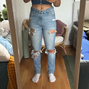 Slitna jeans - Små i storleken! Har vanligtvis 38 och dessa sitter tight.   Katt finns i hemmet!