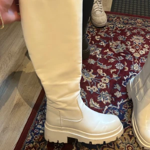 Vita boots - Vita boots med fordring inuti, använda men i bra skick ända är en liten reva på toppen 