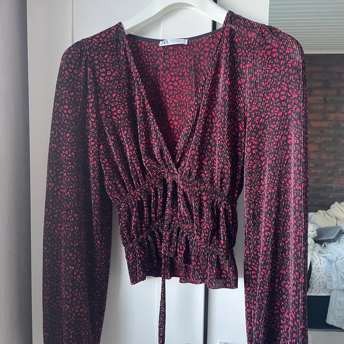 Svart top med röda läppar märken