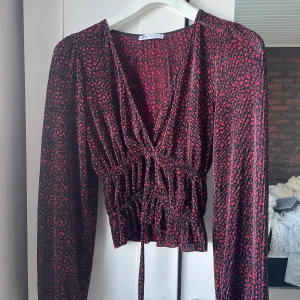 Svart top med röda läppar märken - Svart topp med röda läppar som märken. Knappt använd. ❣️❣️