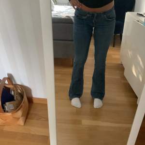 Super fina jeans som tyvärr inte kommer till användning💕