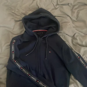 Tommy Hilfiger hoodie  - Tommy hilfiger hoodie, cond 8/10 stl M 