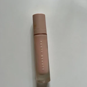 Fenty Beauty Pro Filter Primer - Pro filter primer från Fenty, ny! Endast testad på handen, ordinarie pris 475kr. Säljer för 300kr