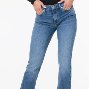 Tommy Jeans Maddie Bootcut 25x30 - Använda 1 gång. Stora i storleken och mycket stretchiga. De passar mig och jag brukar ha allt mellan strl 26-29”.  Midwaist, lutar mer åt låg. 