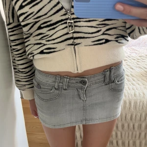 Jeanskjol - SÅ SNYGG ljusgrå minijeanskjol med låg midja!   Den är från en av bershkas äldre kollektioner och därför svår att få tag på! Sitter så snyggt på och passar till allt🌟🌟🌟 Midjemått: 39-40cm storlek: xs/s  Bara att höra av er vid frågor💕