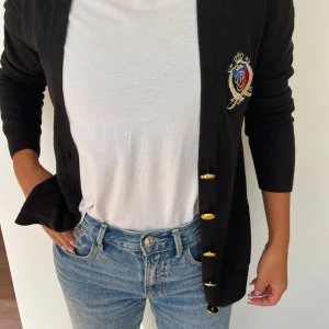 Kofta - Superskönt svart kofta till kyliga höstdagar. Snygg att kombinera med både T-shirt och skjorta. Nypris 399kr