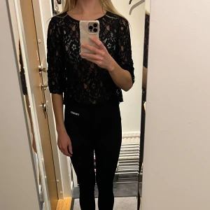 Topp - Svart topp i spets från H&M i strl 34. Använt en gång. Är i fint skick. 
