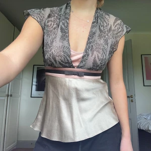 Topp i silke - Festtopp i 100% silke från Sand, passar xs-m, pris kan diskuteras