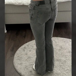 Low waist booutcut jeans - Jättefina low waist bootcut jeans från Gina Tricot! Använda väldigt sparsamt och har inga märkbara defekter. Säljer då de tyvärr är för små för mig🫶🏼💕☺️ Jag är 170cm💗
