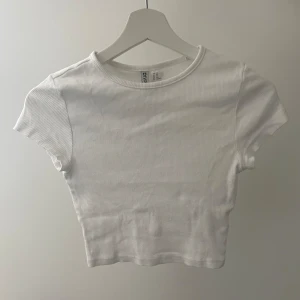 Vit ribbad topp - Fin vit tröja i nyskick. Aldrig använt