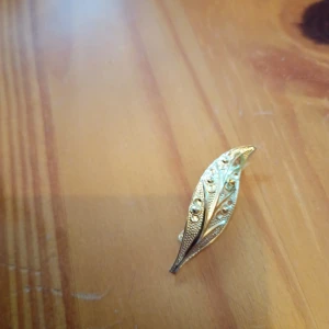 Brosch mönstrad guldfärgad blad. - Vacker brosch mönstrad guldfärgad blad.