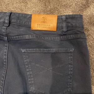 Brunello cucinelli - Säljer dessa då de ej passar, storlek 48 vilket motsvarar en midja på 32, skicket är så gott som nytt 9/10 Pris 1799kr