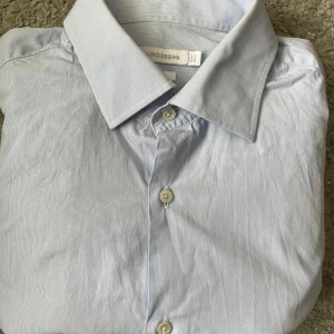 Ljusblå J.Lindberg skjorta  - En skjorta i riktigt bra skick som uppskattas ha storleken M