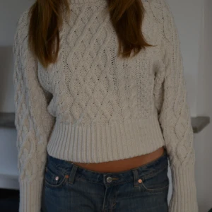 Kofta - Kofta från H&M i befintligt skick. Sitter väldigt flattering i midjan!